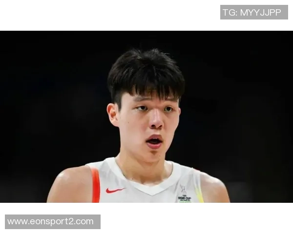 裁判赞赏杨瀚森表现出色赛后竖大拇指传递认可与鼓励